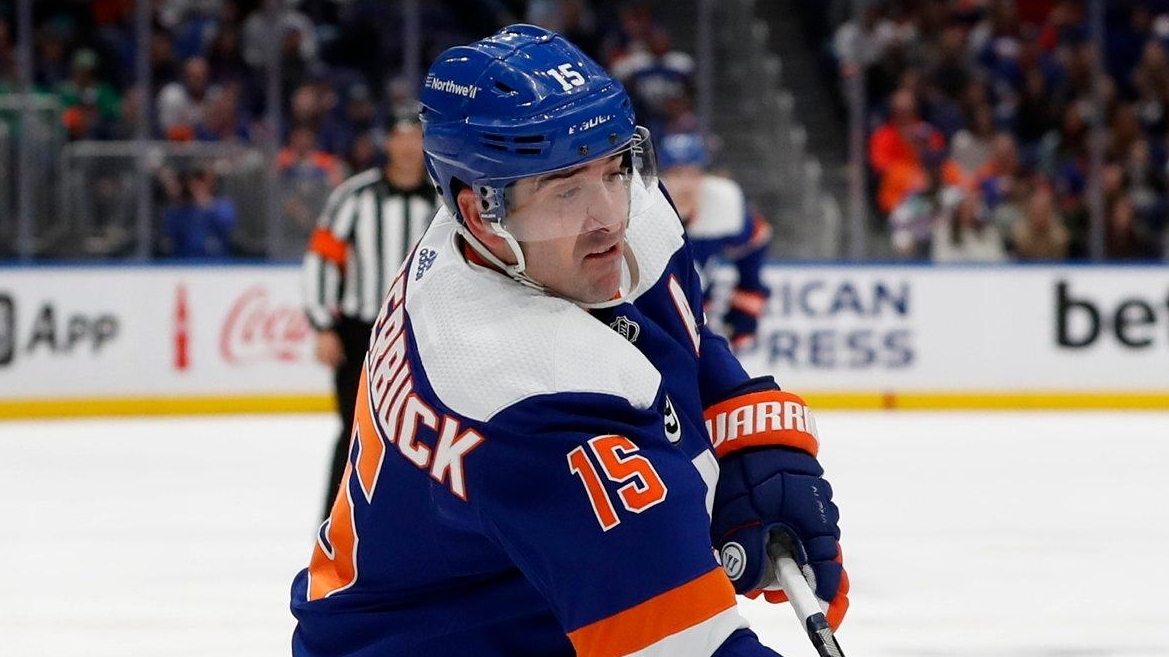 Cal Clutterbuck returns to Islanders' lineup against Coyotes - Newsday