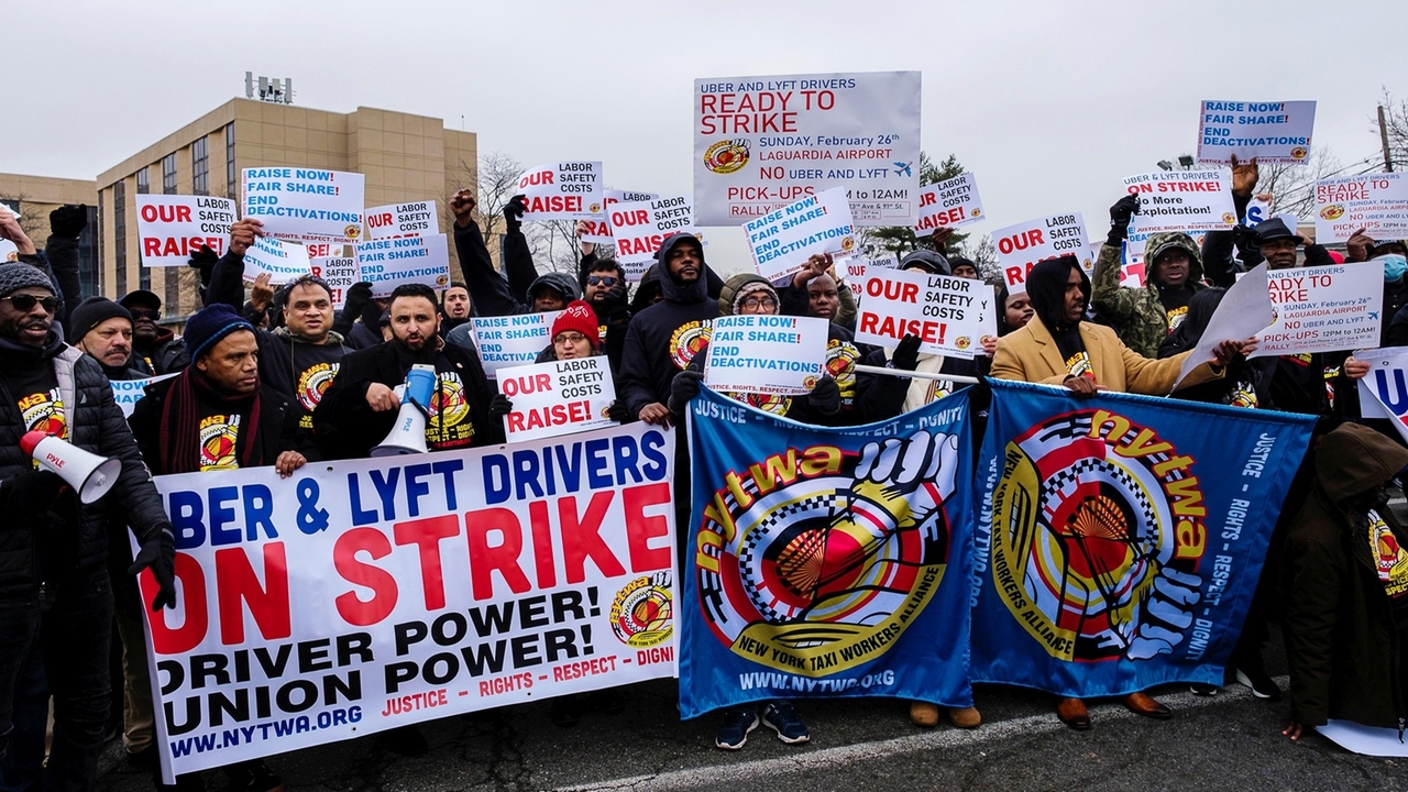 Work stoppage over pay by Lyft, Uber drivers at LaGuardia - Newsday