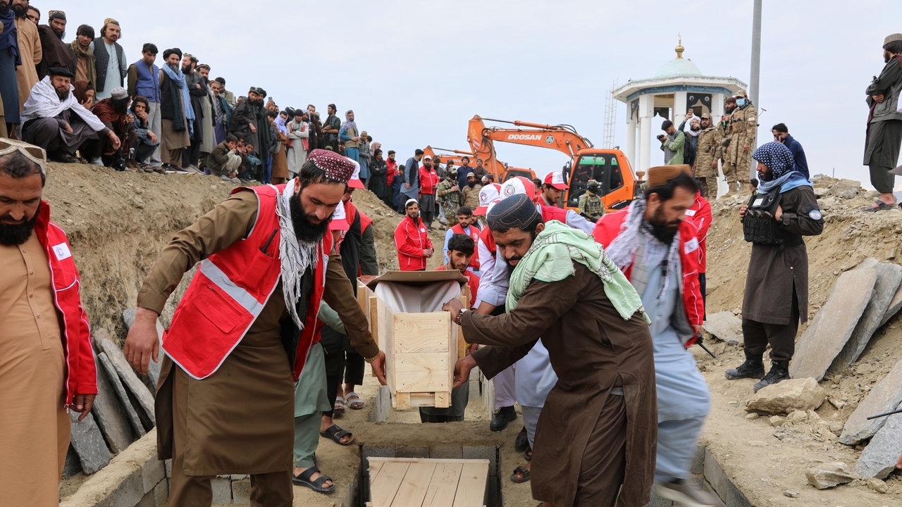 Afghans hold second mass funeral for victims of an airstrike on Kabul ...