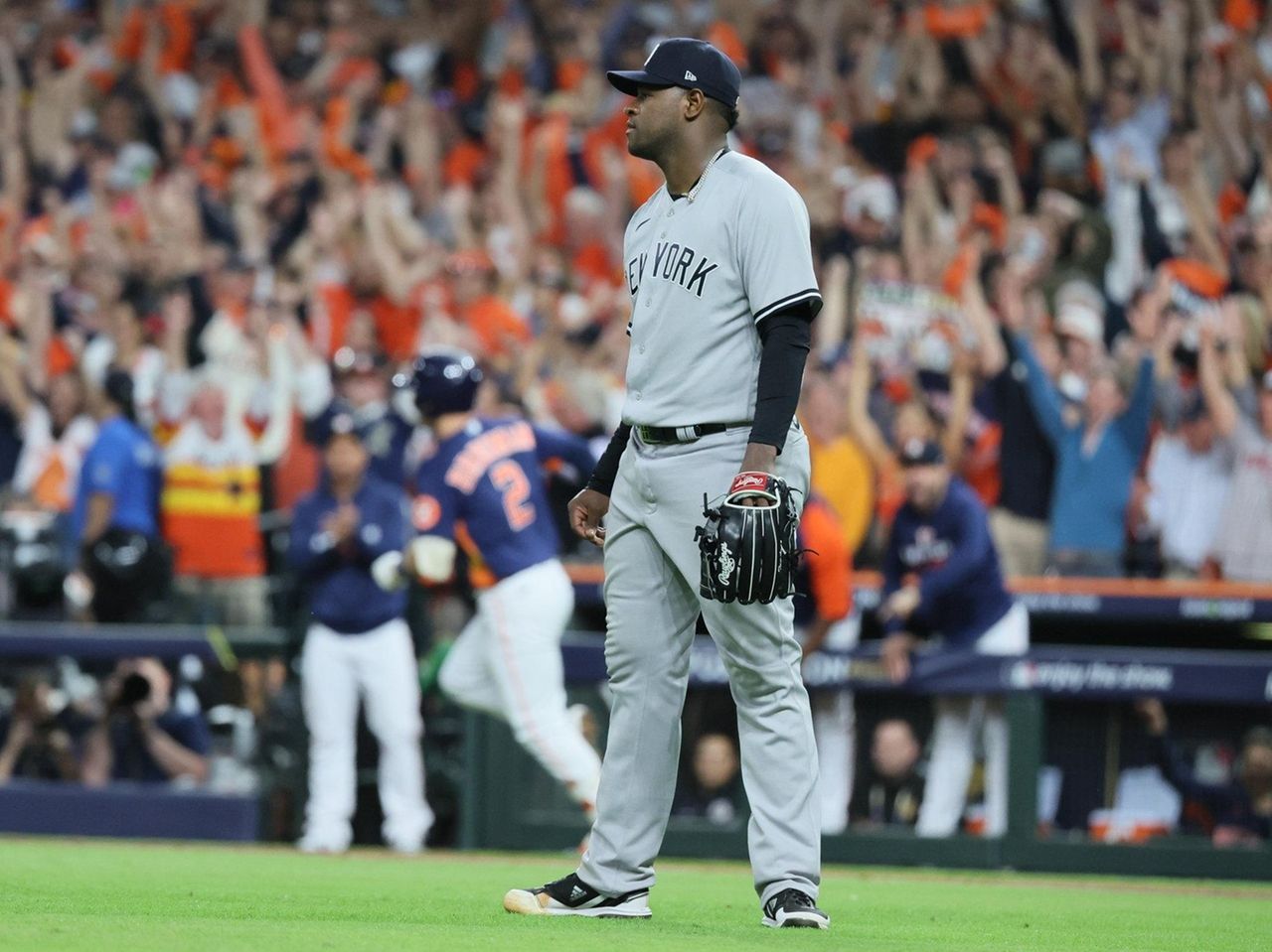 Fan runs on field during ALCS Game 2 to hug Jose Altuve