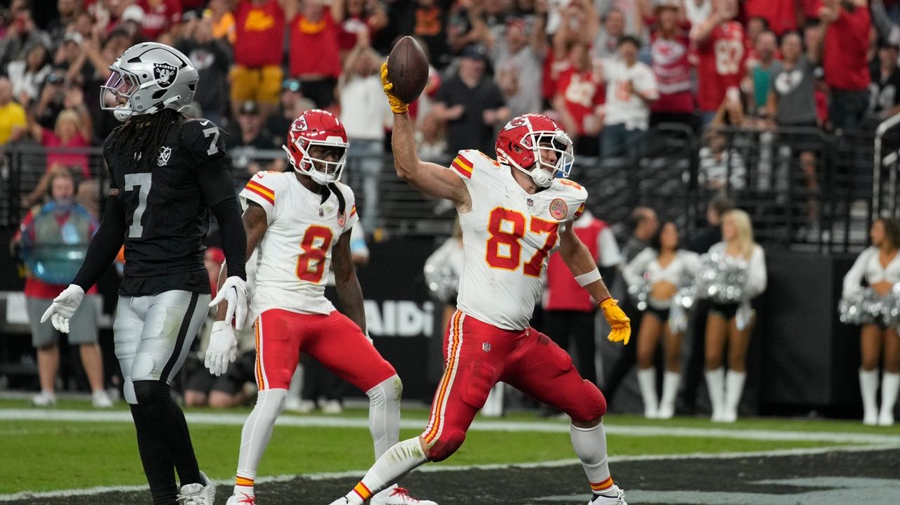 Mahomes passes for 262 yards and 2 TDs, Chiefs beat Raiders 27-20 to