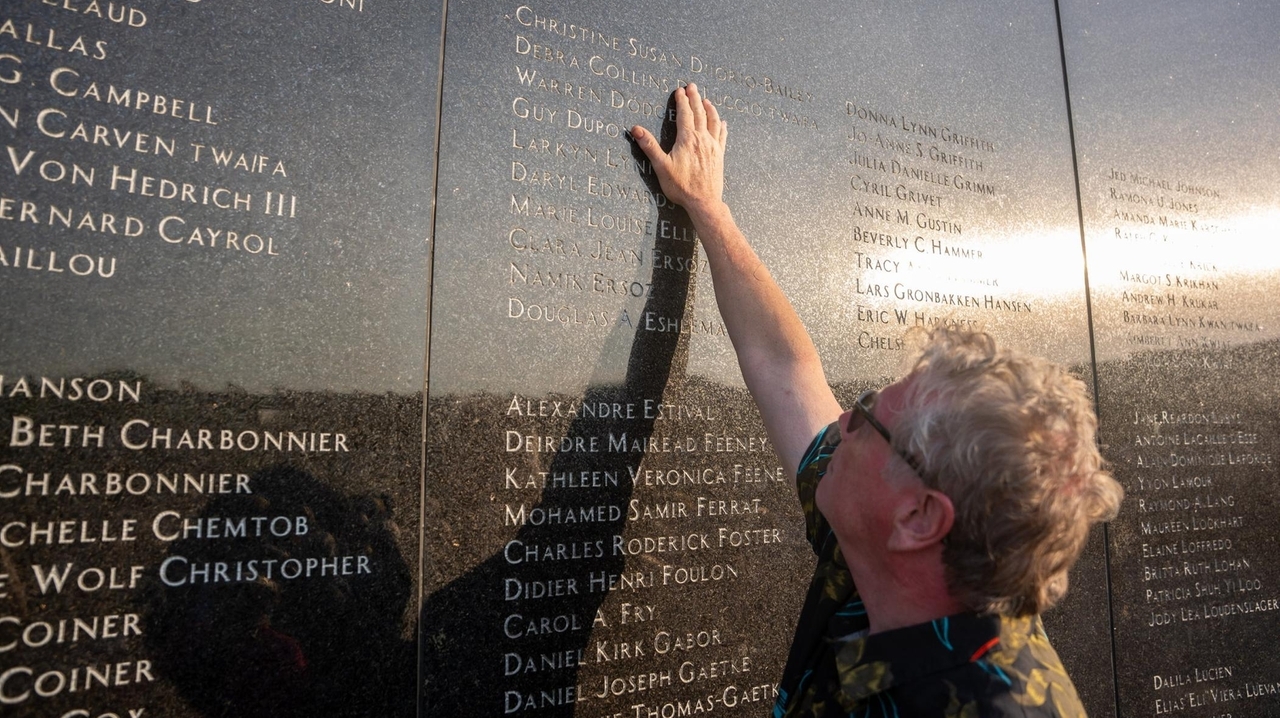 3 decades after TWA Flight 800 disaster, families gather on Long Island to commemorate victims