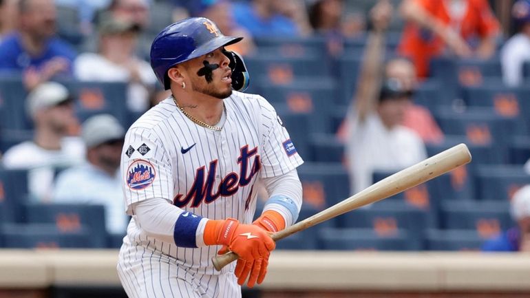 Francisco Alvarez #4 of the New York Mets lines out...