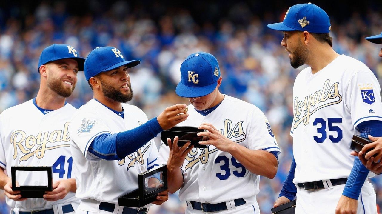 Royals receive World Series rings in pregame ceremony