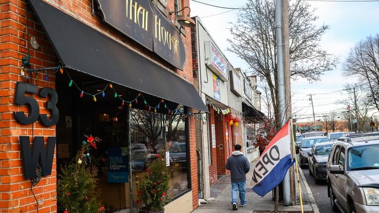 Businesses along West Main Street in Smithtown.