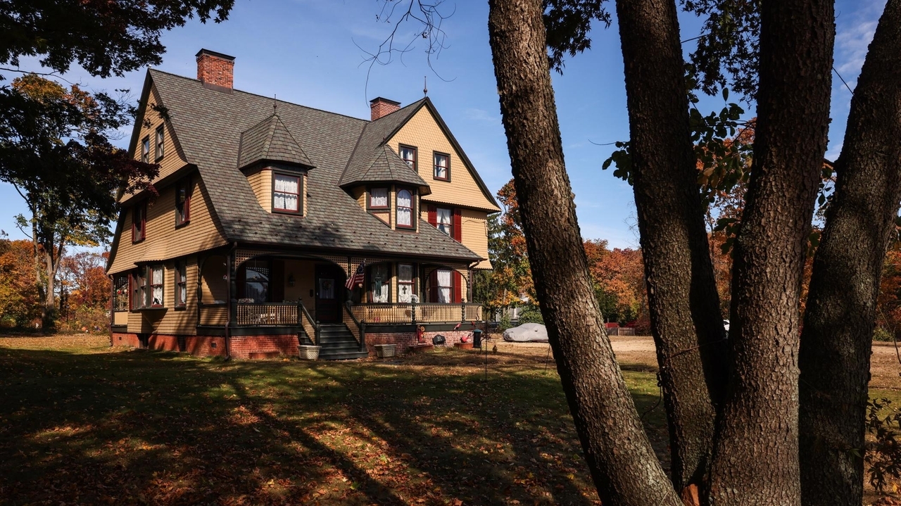 Huntington seeks to give local historic designation to Hubbs Burr House in Commack - Newsday