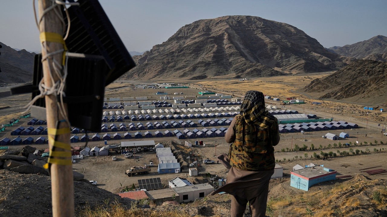 Taliban tortured and threatened Afghans expelled from Pakistan and Iran ...