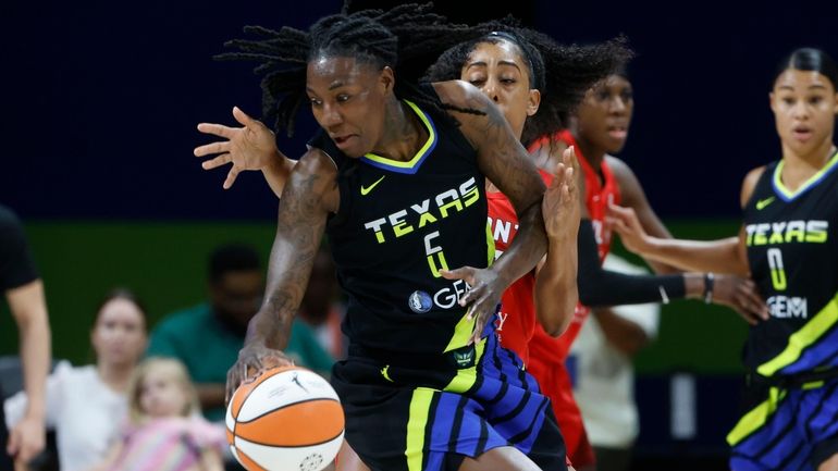 Dallas Wings forward Natasha Howard (6) tries to get past...