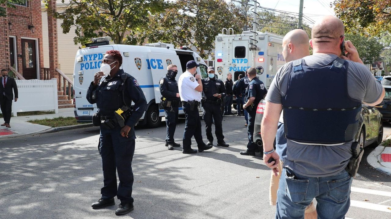 Nypd Officers Fatally Shoot Suspected Fugitive In Queens Newsday 4475