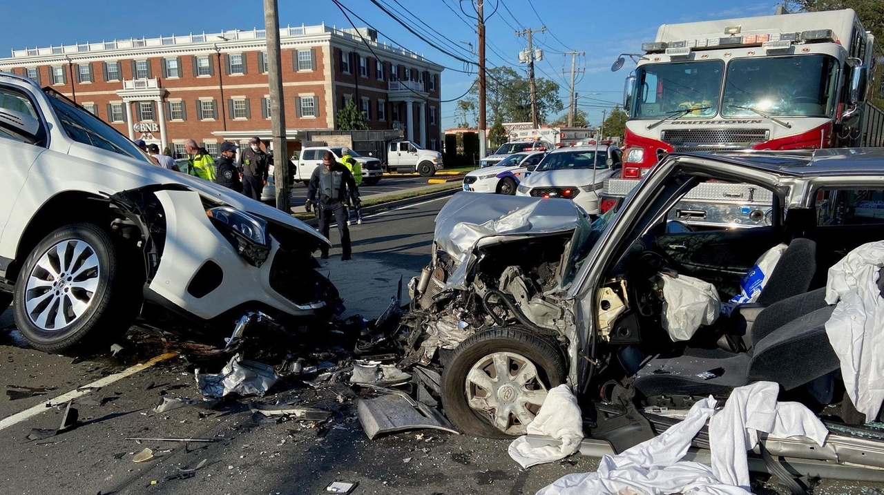 Three hurt, one seriously, in fivevehicle crash in Smithtown, Suffolk(02)