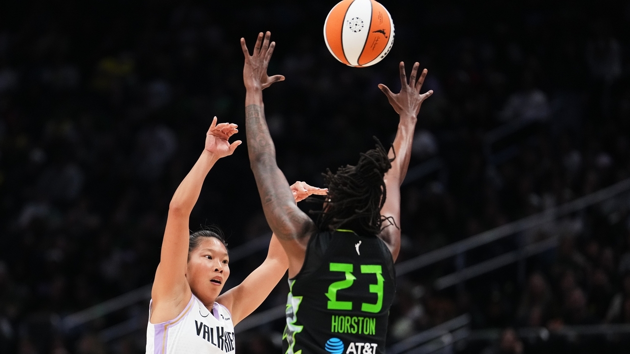 Janelle Salaun's 20 points, 5 3-pointers lead the Valkyries past