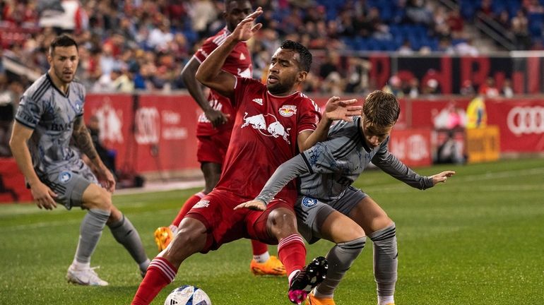 New York Red Bulls midfielder Cristian C'sseres Jr., front left,...