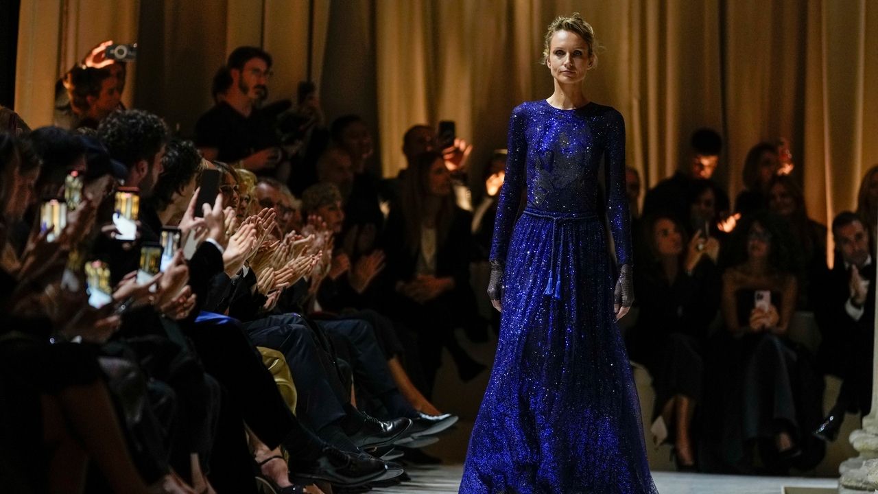 Armani’s last collection shown in solemn runway show with Richard Gere, Lauren Hutton in 1st row