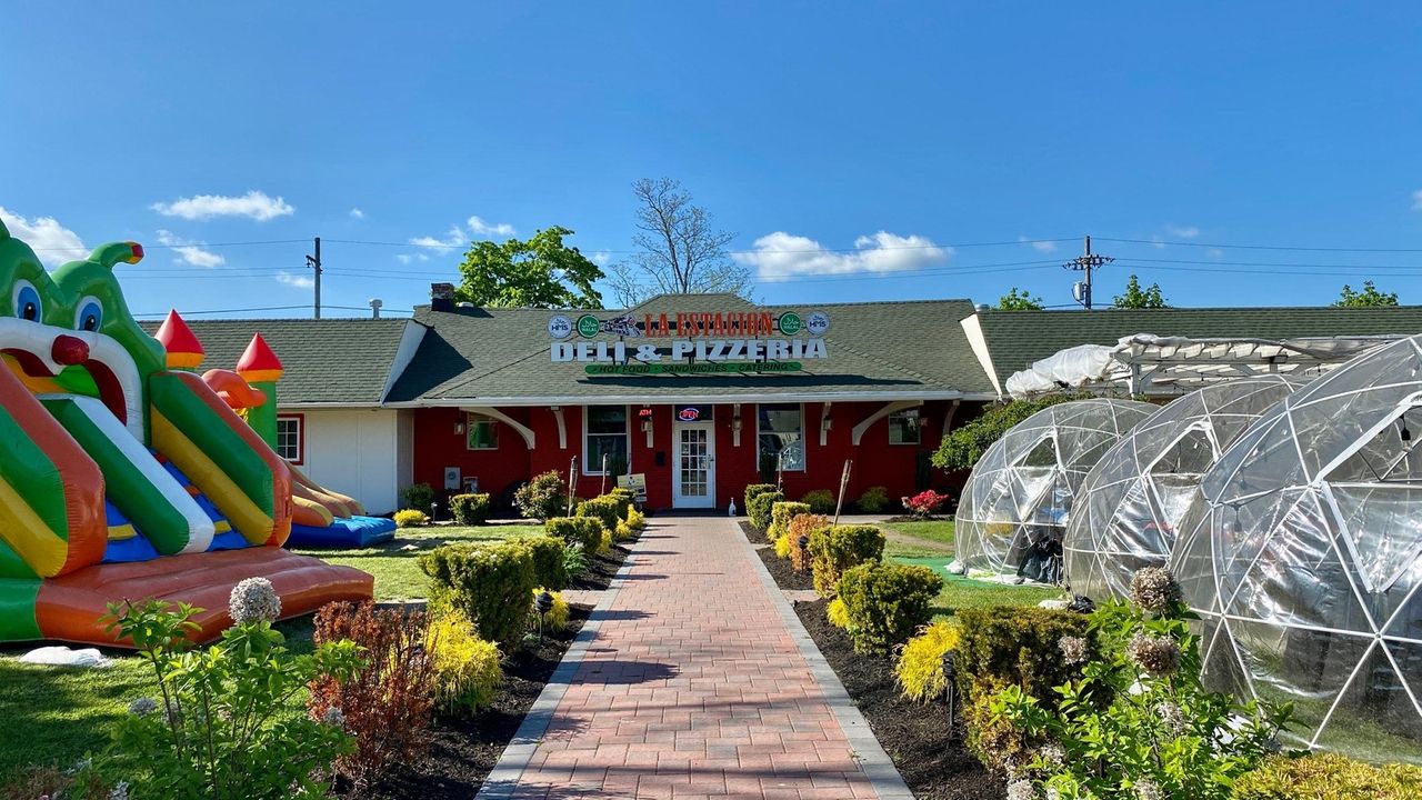 La Estacion Deli & Pizzeria opens in Brentwood's former LIRR station