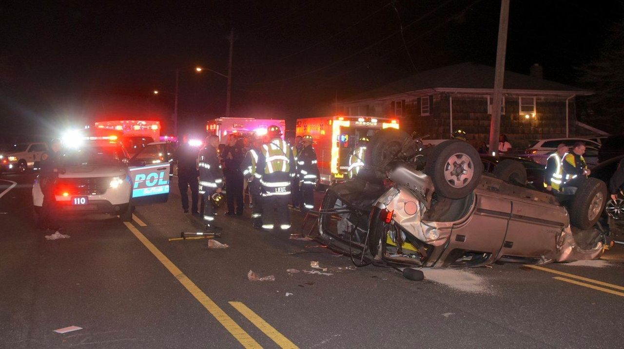 4 people seriously injured in North Amityville crash, cops say - Newsday