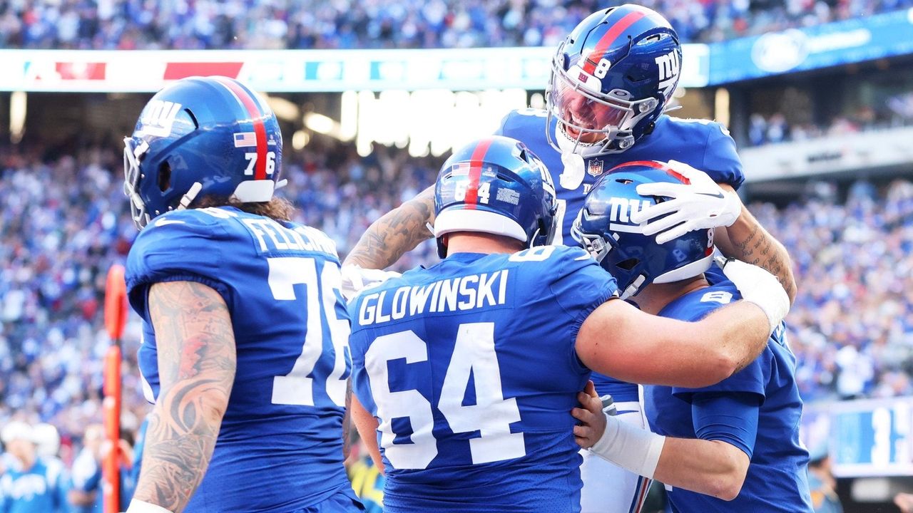 Daniel Jones totals 4 TDs in Giants' playoffclinching win Newsday