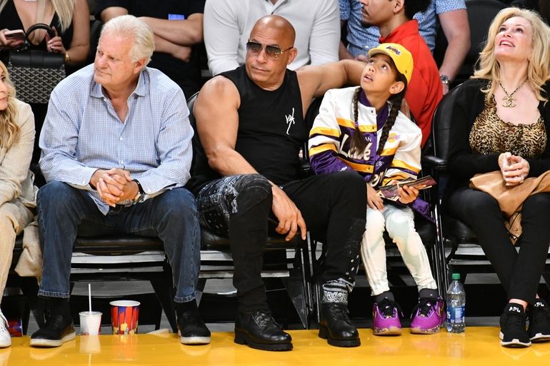 Kendall and Bad Bunny at the Lakers vs. Warriors game in Los Angeles  tonight! : r/KUWTK