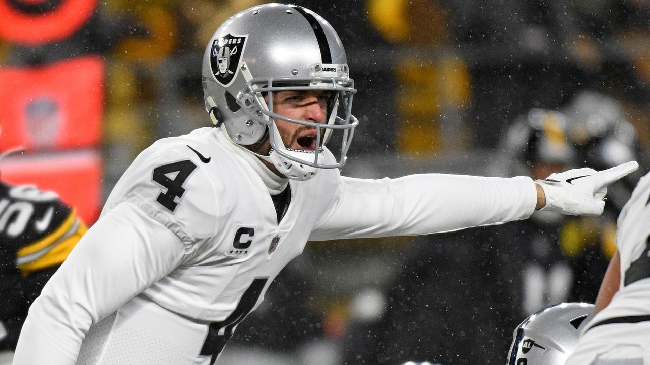 Raiders bench starting QB Derek Carr, ex-Patriot Jarrett Stidham