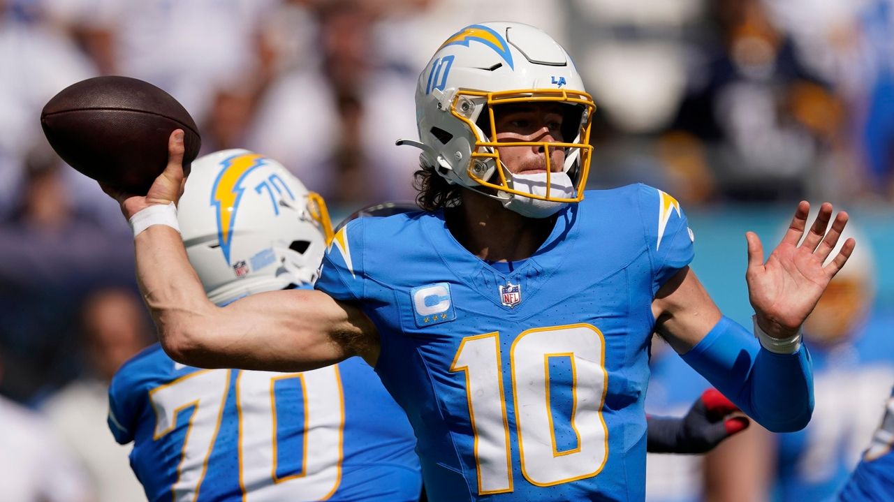 Raiders vs. Chargers score: Justin Herbert leads L.A. to an