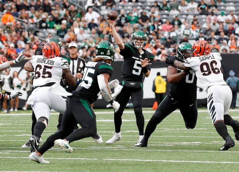 East Rutherford, New Jersey, USA: November 3, 2021, Cincinnati Bengals  cornerback Eli Apple (20) during a NFL football game against the New York  Jets at MetLife Stadium in East Rutherford, New Jersey.