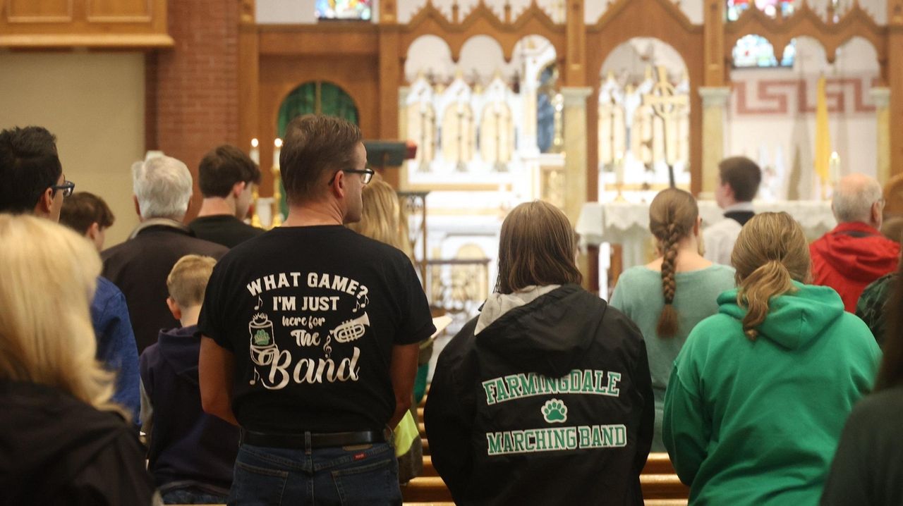 Grieving Farmingdale Community Mourns Bus Crash Victims at Sunday Mass