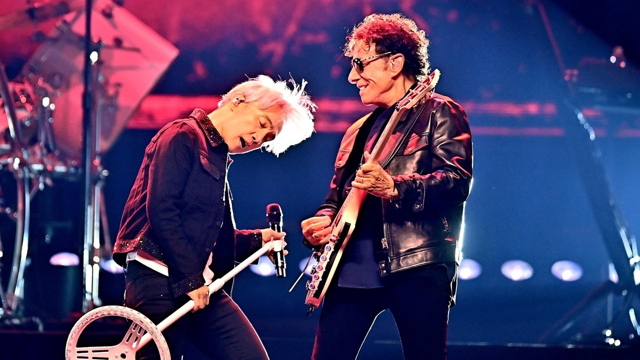 Long Island fans of Journey prep for final Nassau Coliseum show - Newsday