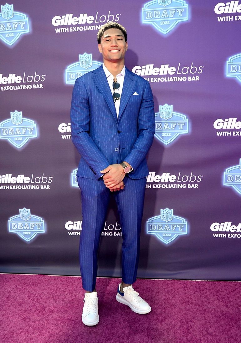 NFL Draft 2022 Red Carpet Outfits & Arrivals, Photos – Footwear News