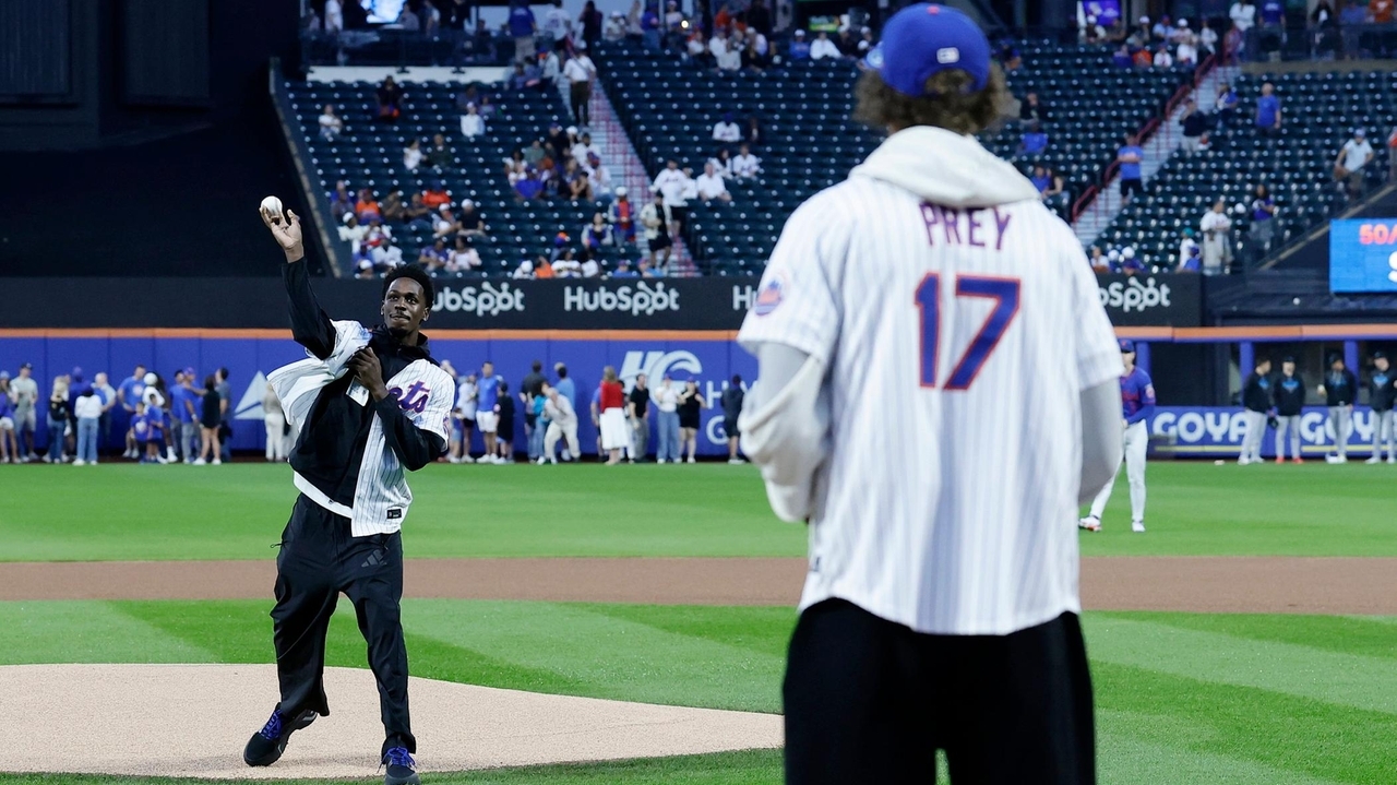 St. John's men's basketball players Ian Jackson, Ruben Prey team up for first pitch at Mets game