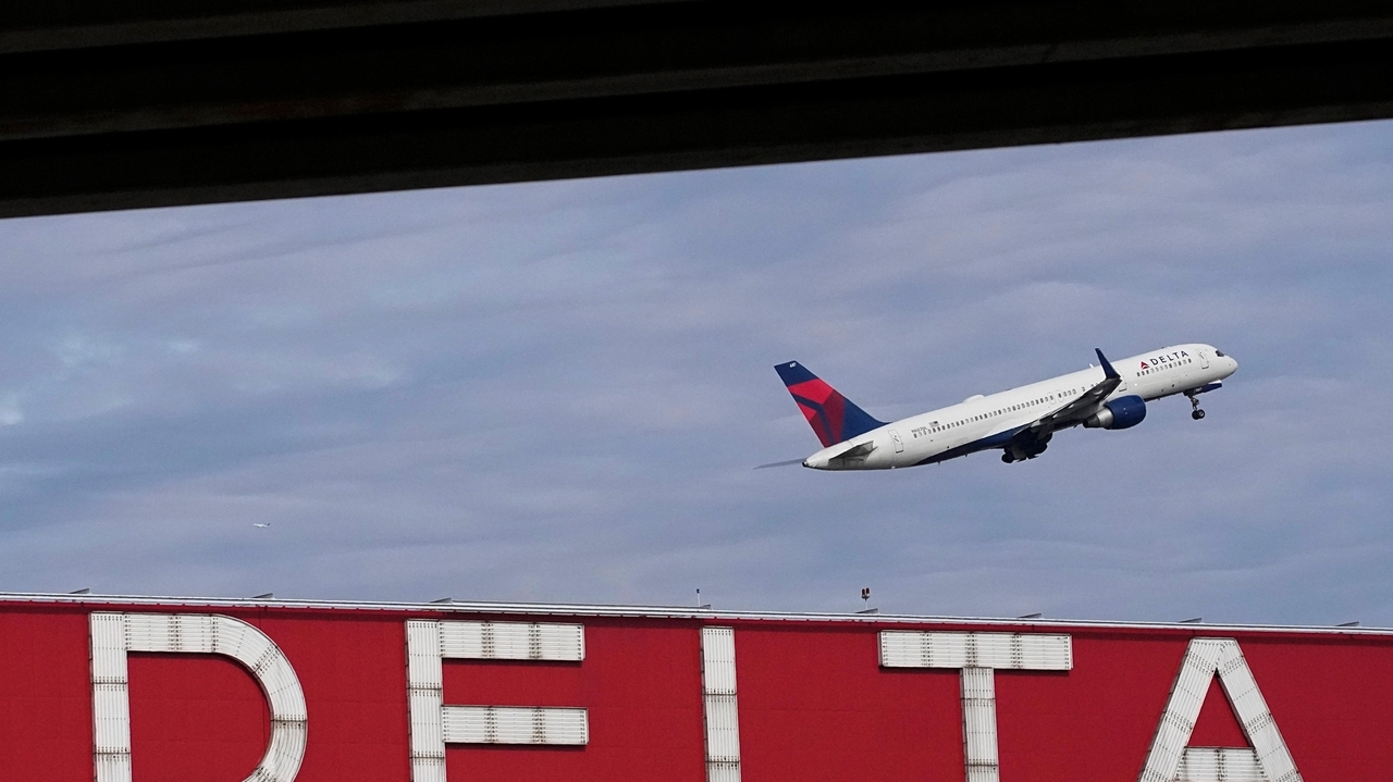 Delta Air Lines hit with lawsuit over claims of carbon neutrality - Vimarsana News