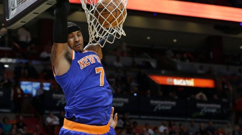 New York Knicks forward Carmelo Anthony (7) dunks over Miami...