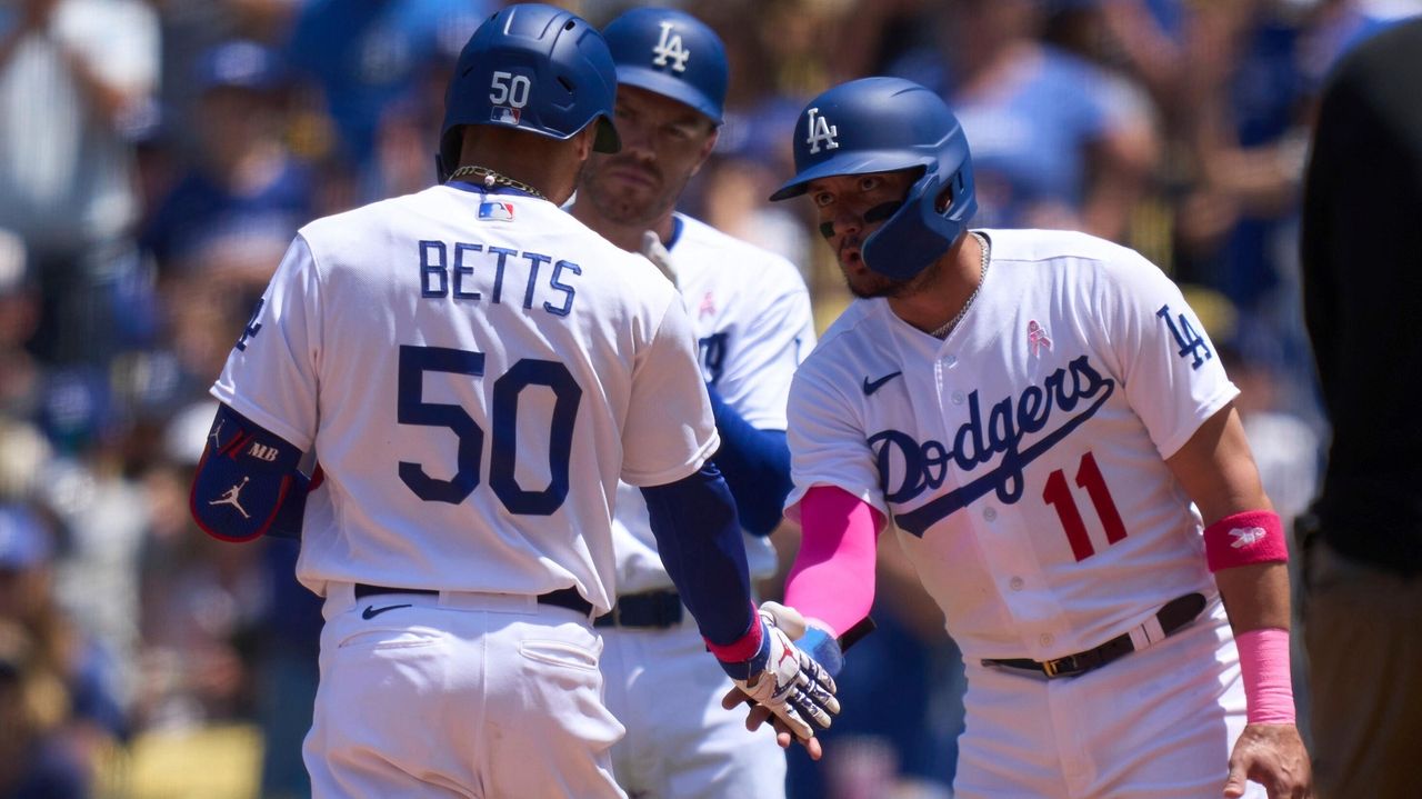 Dave Roberts' mother tosses first pitch at Los Angeles Dodgers