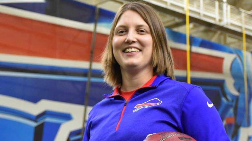 Jen Welter Is Teaching Men, and Girls, as N.F.L.'s First Female