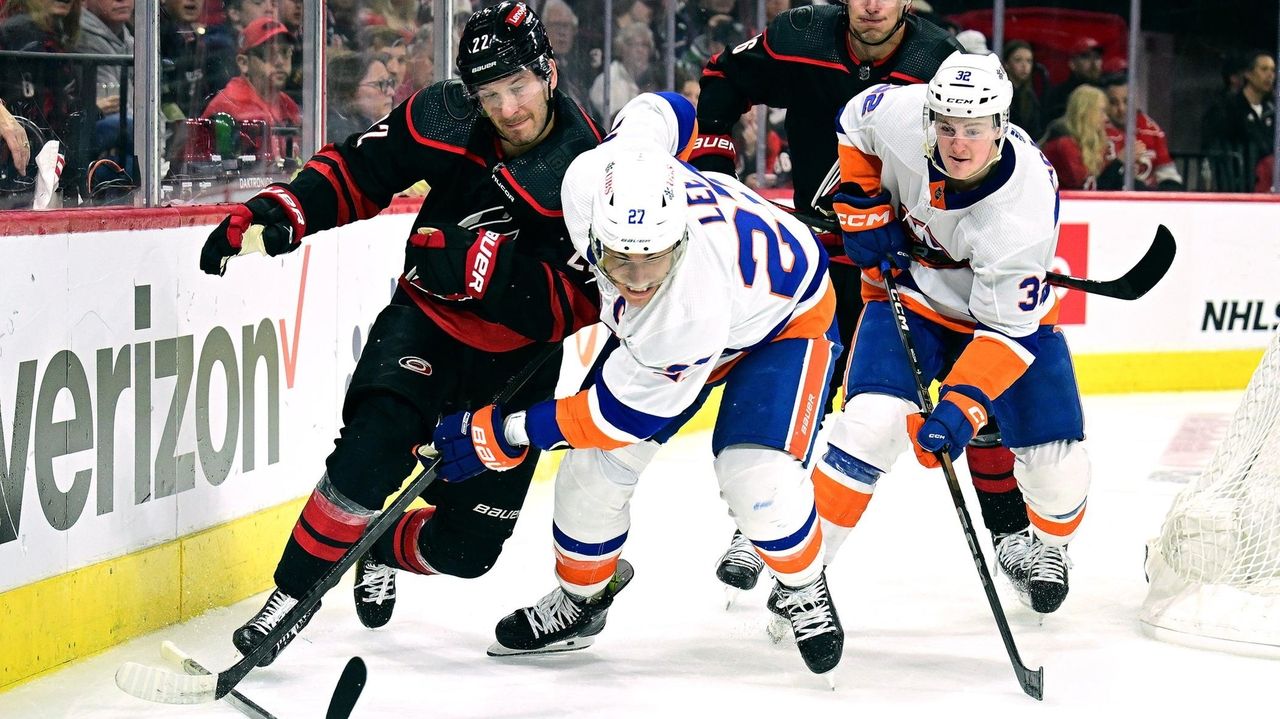 Photos IslesHurricanes Game 1 Newsday