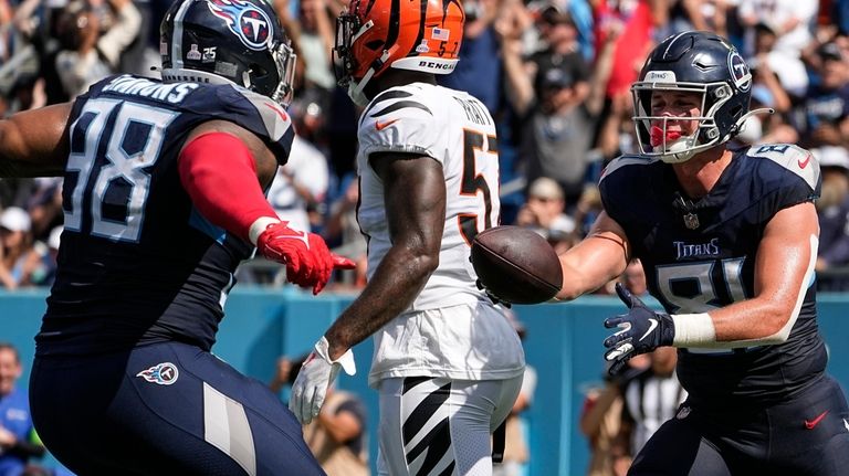 Henry runs for TD, throws for score as Titans rout Burrow, Bengals 27-3, Sports