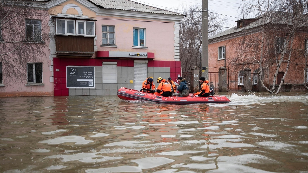 Russians stage a rare protest after a dam bursts and homes flood near the Kazakh border - Vimarsana News