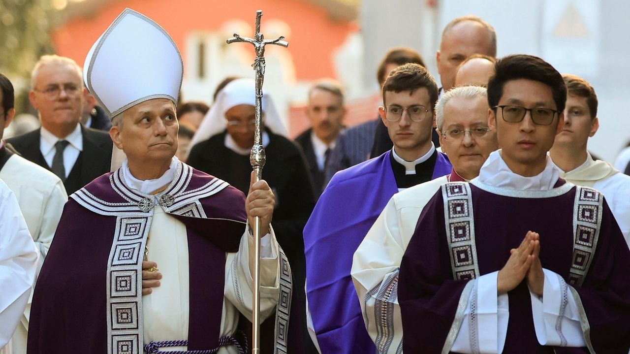 Pope laments 'ashes of international law' left by today's conflicts in Ash Wednesday liturgy