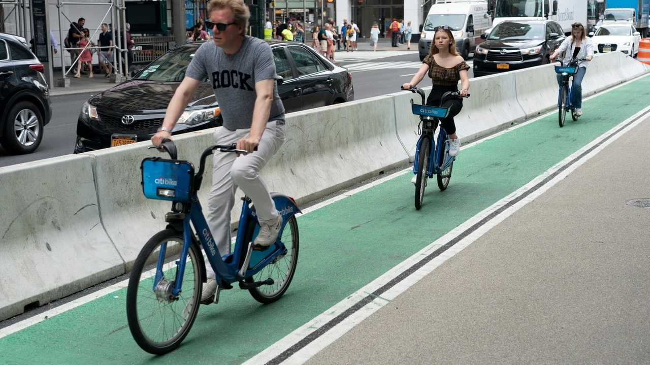 In Transit newsletter: Are bicycle lanes a partisan political issue?