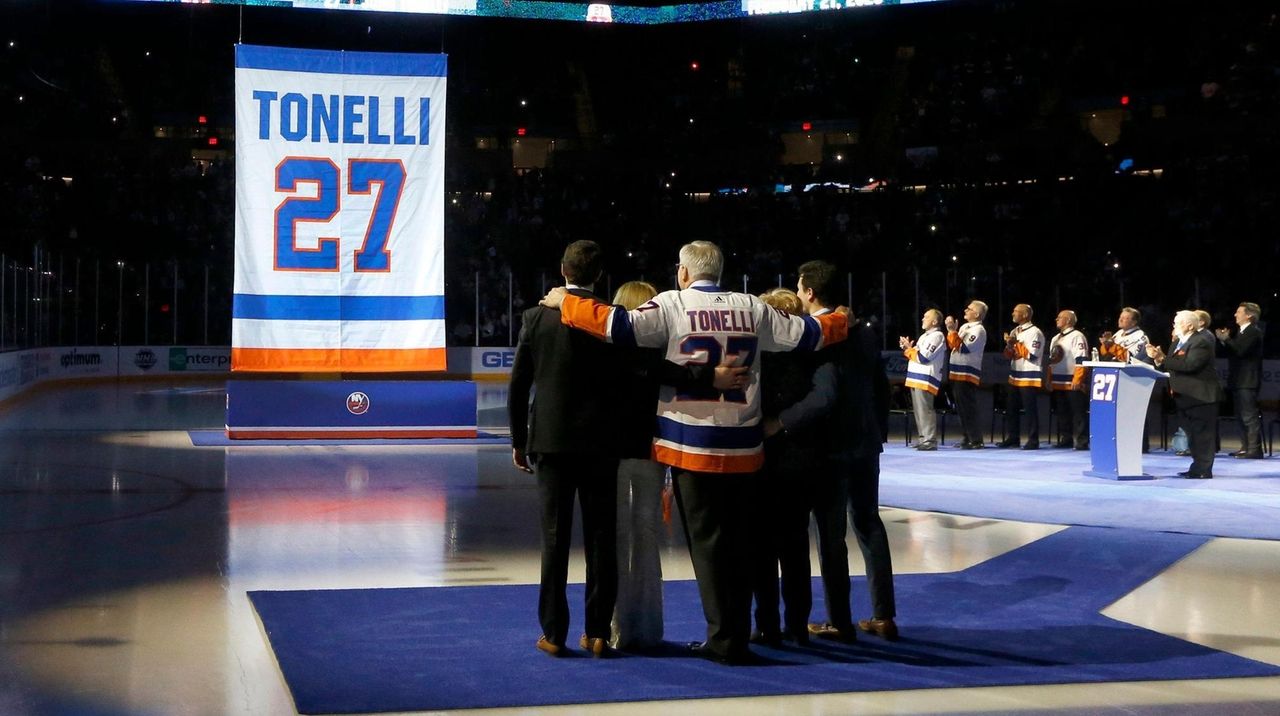 Former New York Islander John Tonelli waves to the crowd during