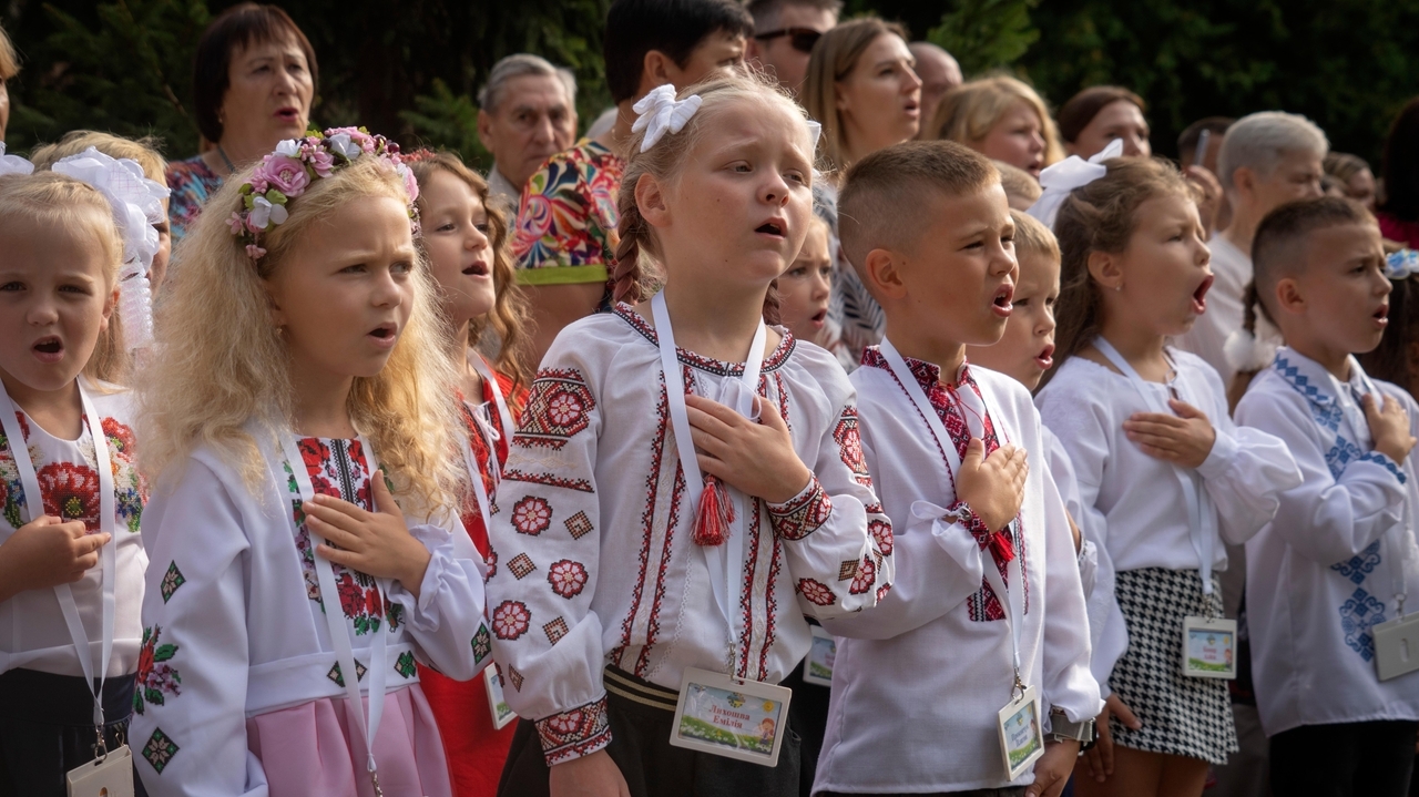 It's joy mixed with sorrow as Ukrainian children go back to school in the midst of war - Vimarsana News