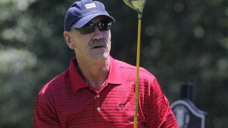 Bobby Nystrom watches a shot during a fundraiser in memory...