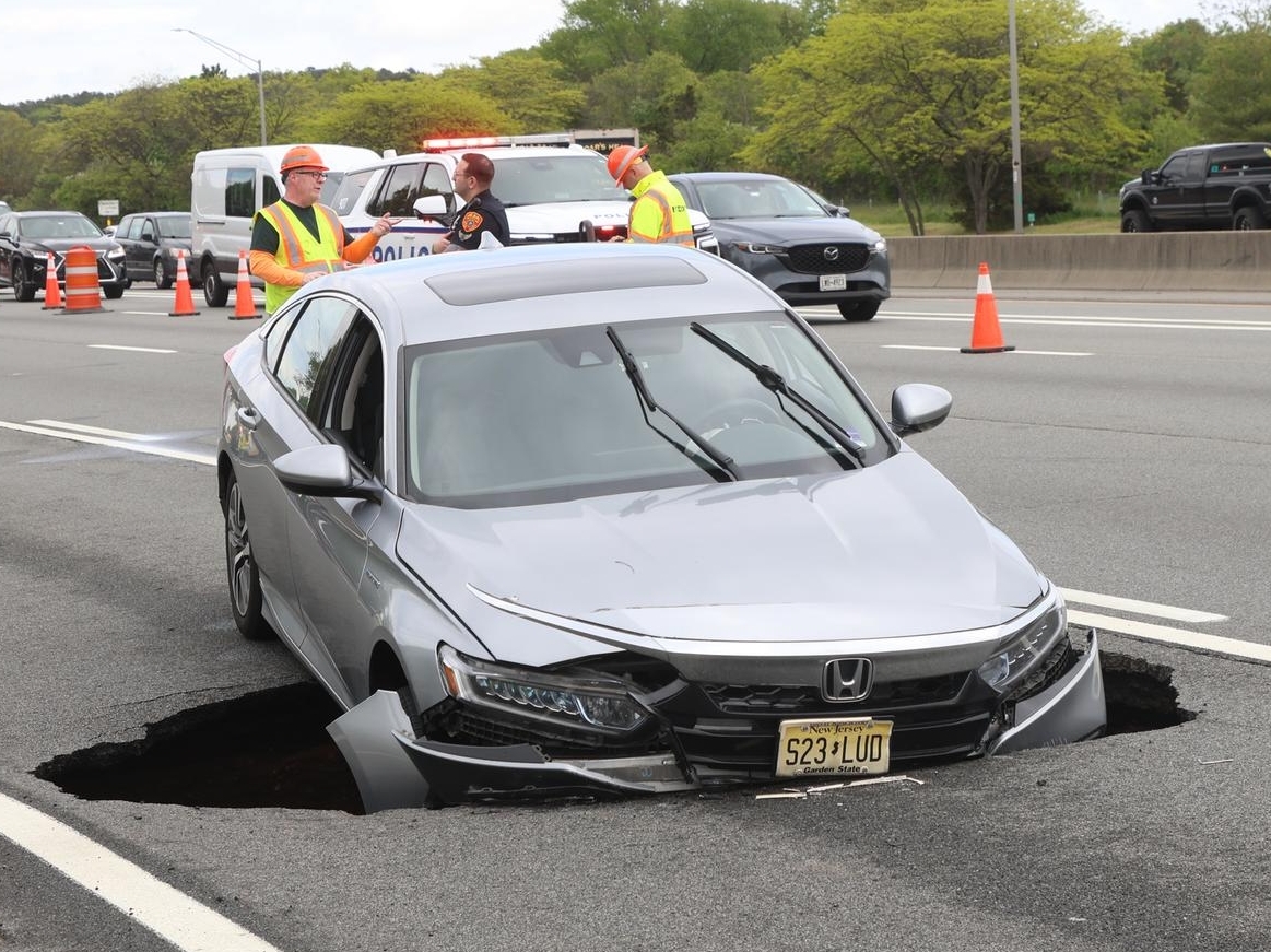 Car falls into sinkhole on LIE: All lanes reopened after emergency