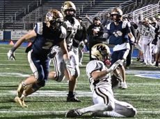 Wantagh football rallies from 14-0 down to beat Bethpage in Nassau III final