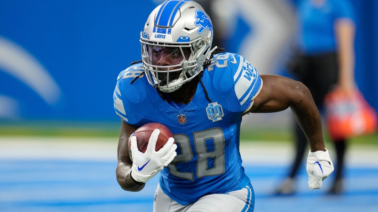 Lions receiver Jameson Williams getting plenty of snaps in camp before  serving his suspension