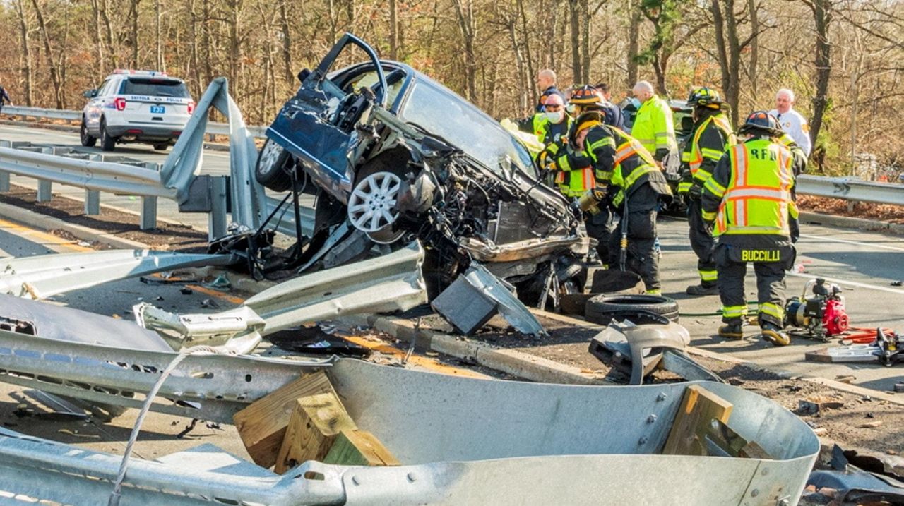 Cops Crash injures 1, briefly closes William Floyd Parkway in Yaphank
