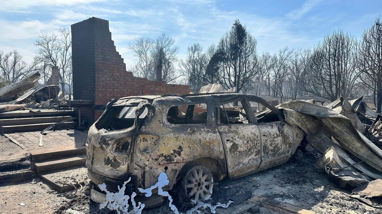 Wildfire grows into one of largest in Texas history as flames menace multiple small towns - Vimarsana News