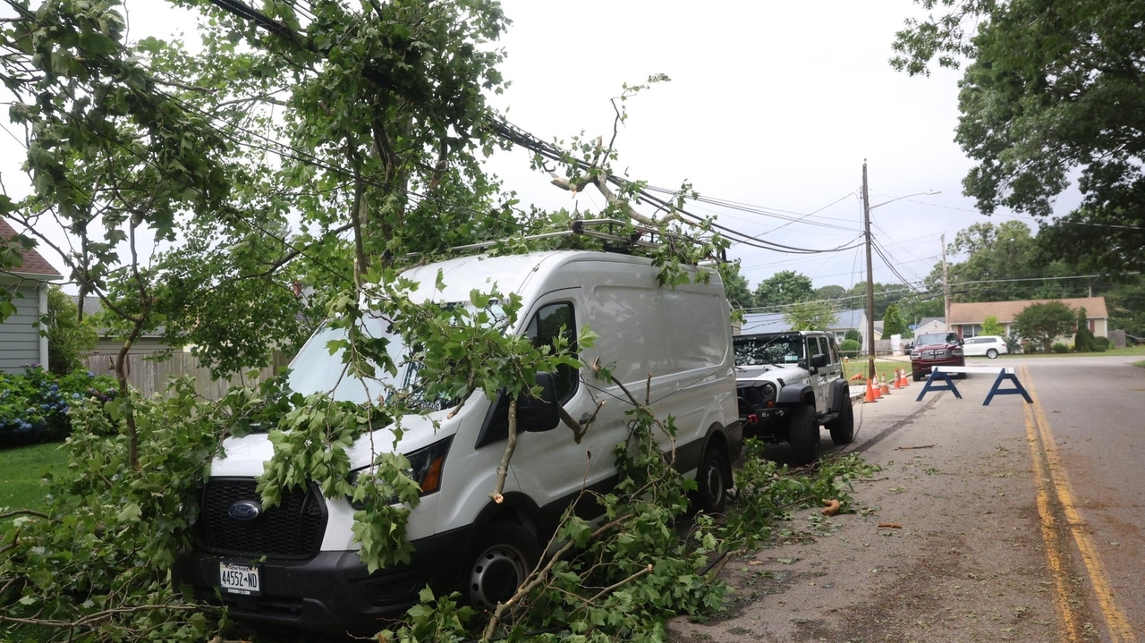 Outages on LI remain in the thousands