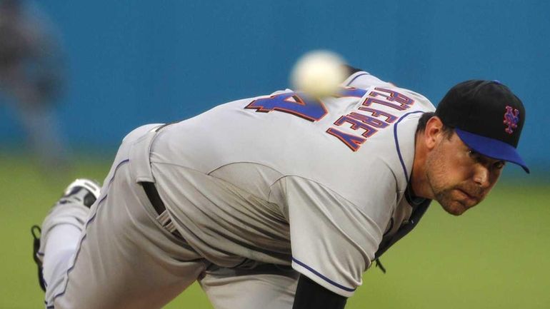 New York Mets' Mike Pelfrey (34) throws in the first...