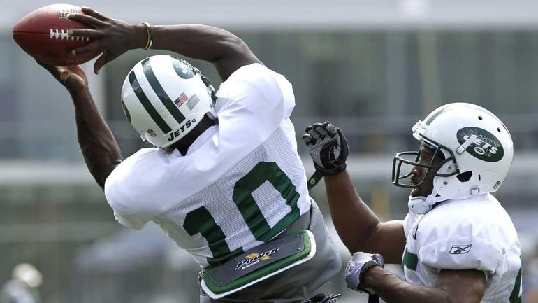 New York Jets wide receiver Santonio Holmes, left, makes a...