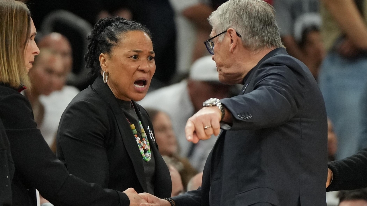 Geno Auriemma apologizes for tense exchange with Dawn Staley after UConn loss