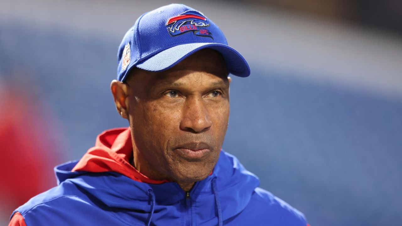 Bills DC Leslie Frazier taking a year off, plans to return in 2024 - Newsday